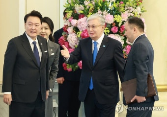 윤석열 대통령 부부 안내하는 카자흐스탄 대통령