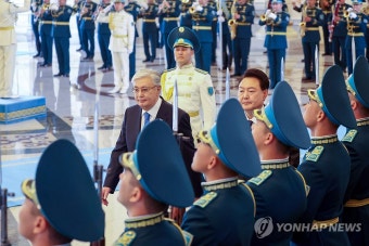의장대 사열하는 윤석열 대통령과 카자흐 대통령