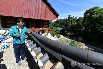 지진 피해 입은 부안 개암사 담장 점검 나선 최응천 국가유산청장