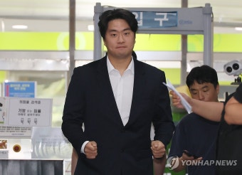법원 나서는 이영하.. 항소심도 무죄