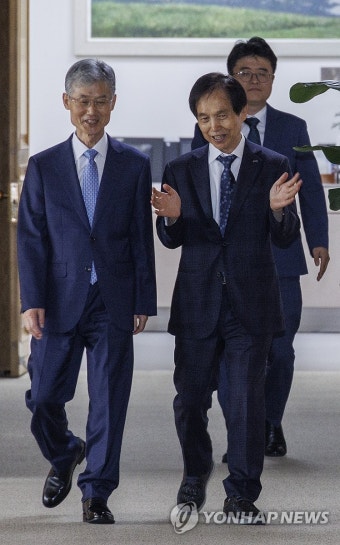 대법관 추천위원회 입장하는 조희대 대법원장과 이광형 위원장