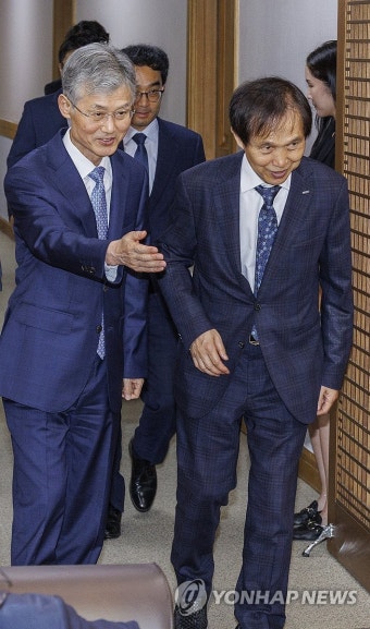 대법관 추천위원회 입장하는 조희대 대법원장과 이광형 위원장