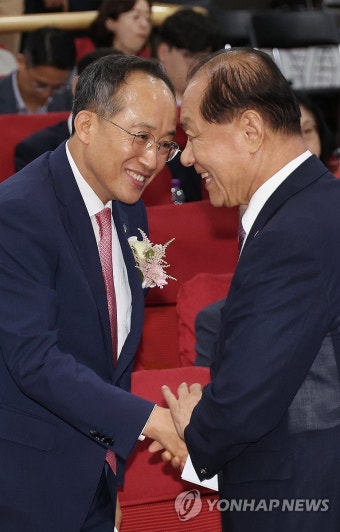 악수하는 황우여-추경호