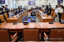여당도, 공무원도 불출석