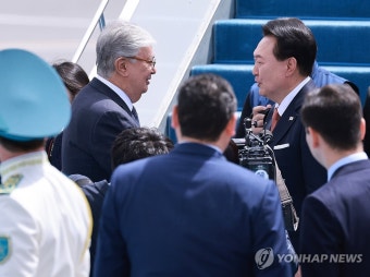 카자흐 대통령 환송 받는 윤석열 대통령