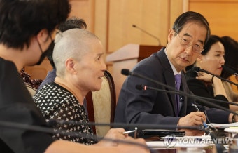 환자단체 발언 경청하는 한덕수 총리