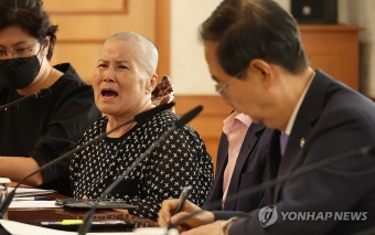 환자단체 발언 경청하는 한덕수 총리
