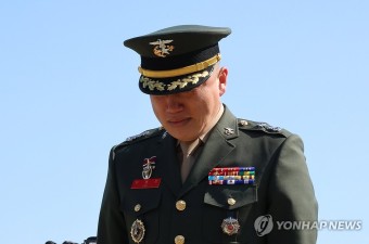 채상병 묘역 앞에서 눈물 흘리는 전 대대장