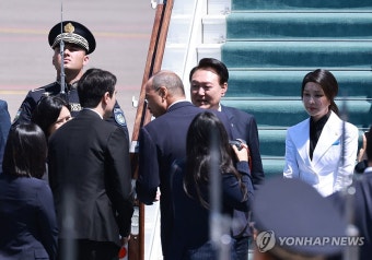 윤석열 대통령, 우즈베키스탄 도착 영접