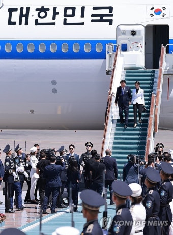 우즈베키스탄 도착한 윤석열 대통령