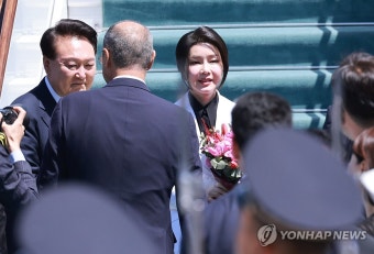 우즈베키스탄 도착, 꽃다발 받는 윤석열 대통령 부부