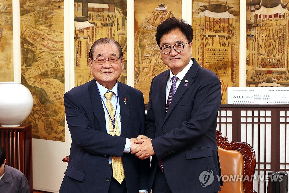 우원식 국회의장, 신중한 입장으로 개헌 논의 진행 강조