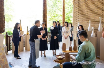 김건희 여사, 우즈베크 대통령 배우자와 문화 프로그램 참석