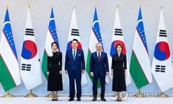 윤석열 대통령 부부, 우즈베크 대통령 부부와 기념촬영