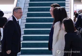 우즈베크 고도시 사마르칸트 향하는 윤석열 대통령