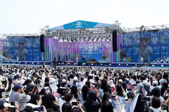 2024 위버스콘 페스티벌을 관람하는 관객들