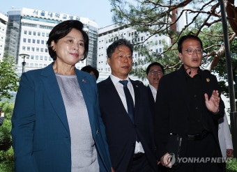 간담회장으로 이동하는 국회 복지위 의원들
