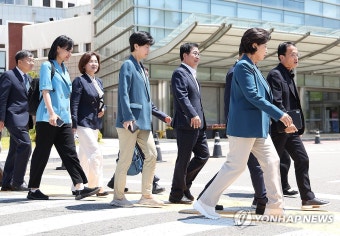 이동하는 국회 복지위 의원들