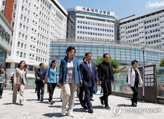 이동하는 국회 복지위 의원들
