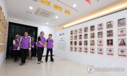 기억·소통공간 별들의 집 둘러보는 유가족들