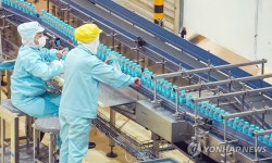 농심 백산수 생산하는 직원들