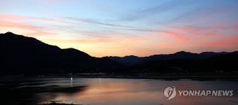 노을빛 물든 여름 호수