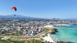 파란 하늘과 바다 사이