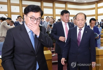 이동하는 우원식 국회의장과 황우여 비대위원장