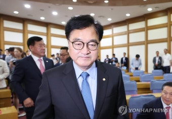 이동하는 우원식 국회의장