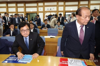이동하는 우원식 국회의장과 황우여 비대위원장