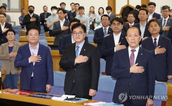 국기에 경례하는 우원식 국회의장과 황우여 비대위원장