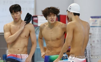 훈련 준비하는 김우민