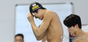 훈련 준비하는 김우민