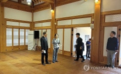 익산통합전수교육관 운영 현황 듣는 이경훈 차장