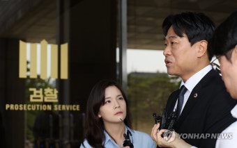 검찰, '김정숙 여사 인도방문 의혹' 고발인 조사