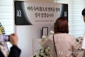 숨진 훈련병 추모하는 수료식 참석자들
