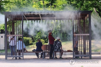 쿨링포그 아래서 무더위 피하는 시민들