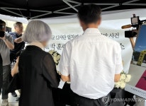 용산역 광장 앞 분향소 찾은 사망 훈련병 부모