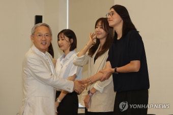 악수하는 유인촌-김연경