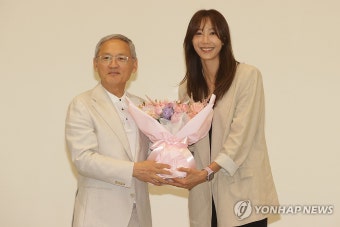 유인촌 장관, 한송이에게 꽃다발 전달