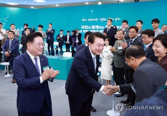 윤석열 대통령, 경북 민생토론회 참석자와 인사