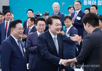 윤석열 대통령, 경북 민생토론회 참석자와 인사
