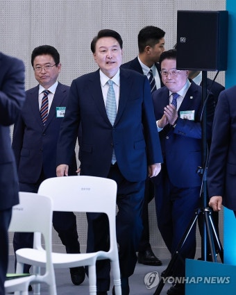 경북 민생토론회 입장하는 윤석열 대통령