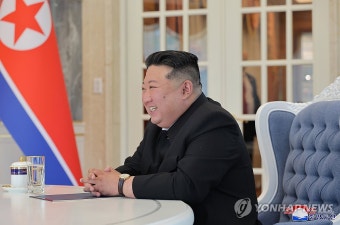 푸틴과 단독회담 하는 김정은