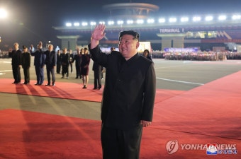 김정은, 푸틴에 손 흔들며 작별 인사