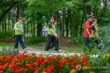 농협유통 하나로마트 임직원들, 새빛맹인선교회 시각장애인과 나들이