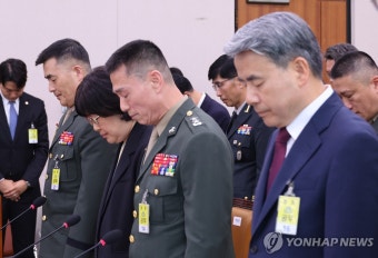 채상병특검법 입법청문회서 묵념하는 증인들