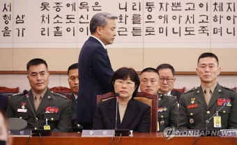 자리로 향하는 이종섭 전 국방부 장관