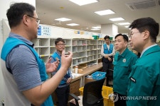부산사하우체국 직원들과 대화하는 강도현 제2차관