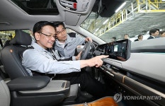 송호성 사장 설명 듣는 최상목 부총리